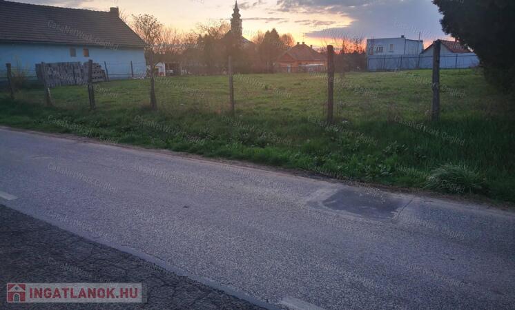 Eladó telek Tapiószele