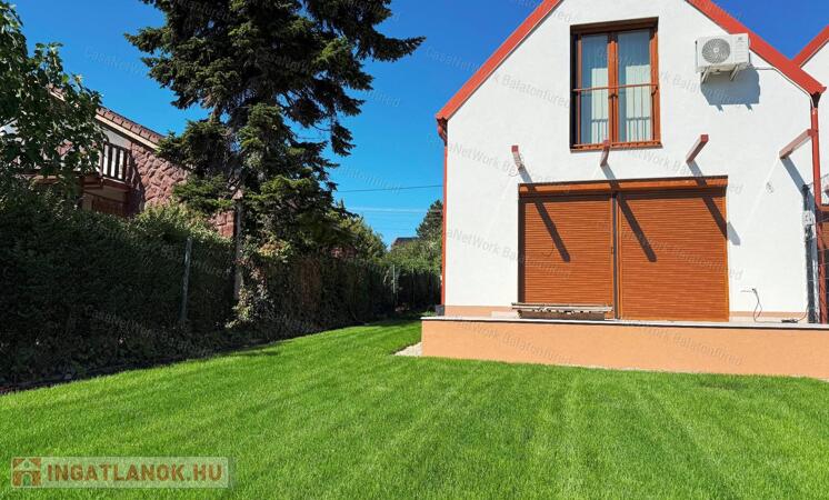 Részpanorámás új építésű ikerház sok extrával