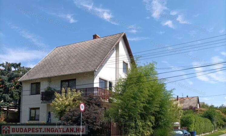 Eladó településközponti, kivételes adottságú családi ház Alsóörsön                                 