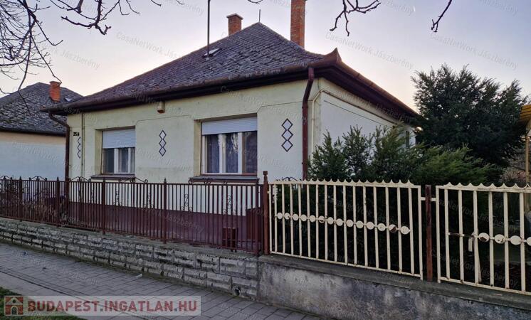 Jászapáti központjához közel, 69 nm-es, 2 szobás családi ház eladó!                                 