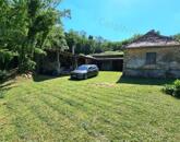 Nagyméretű épülettel, erdőszéli GAZDASÁGI ÉPÜLET KÁPTALANTÓTIBAN