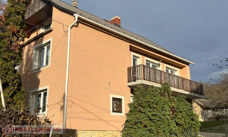 Prémium adottságú, panorámás családi ház Veszprémfajszon – frissen felújítva, beépíthető tetőtérrel