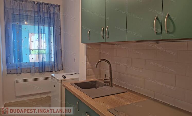 Szolnokon belvárosi, felújított kétszobás lakás kiadó!                                 