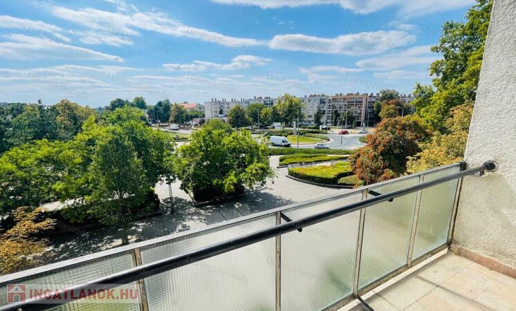 Eladó Komárom belvárosában, alacsony rezsijű téglalakás, panorámával!