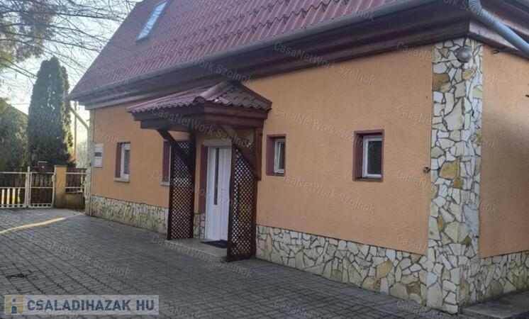 Tiszaföldváron 2 szintes családi ház rendezett udvarral eladó                                 