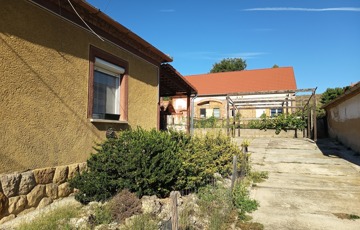 Eladó családi ház