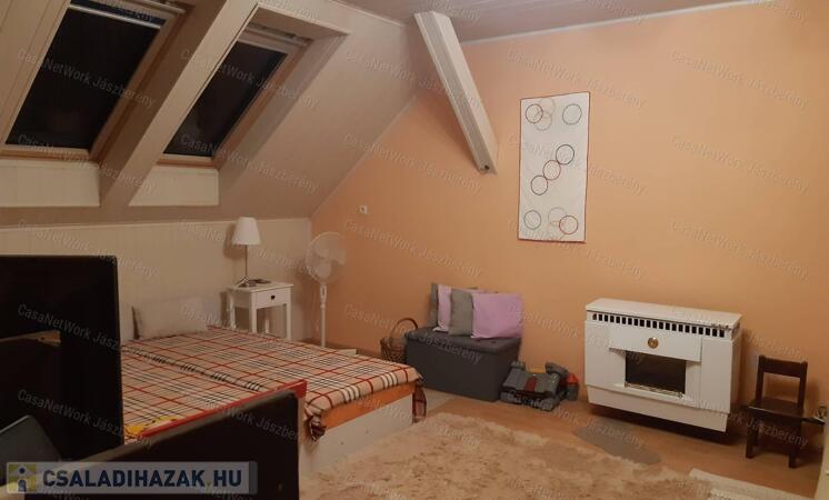 Jászárokszálláson 229 nm-es, 2 szintes, 5 szobás családi ház eladó!                                 