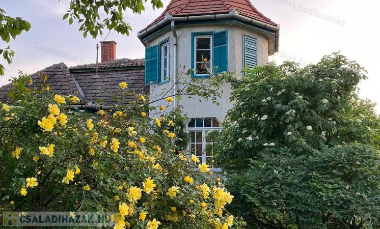 Balatonalmádi - Káptalanfüreden romantikus villaépület eladó!                                 