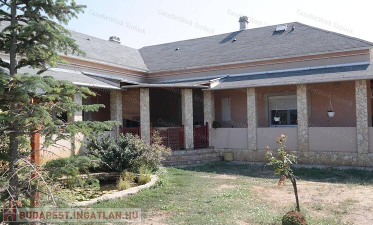 Kunhegyes frekventált részén kiváló állapotú családi ház eladó                                 