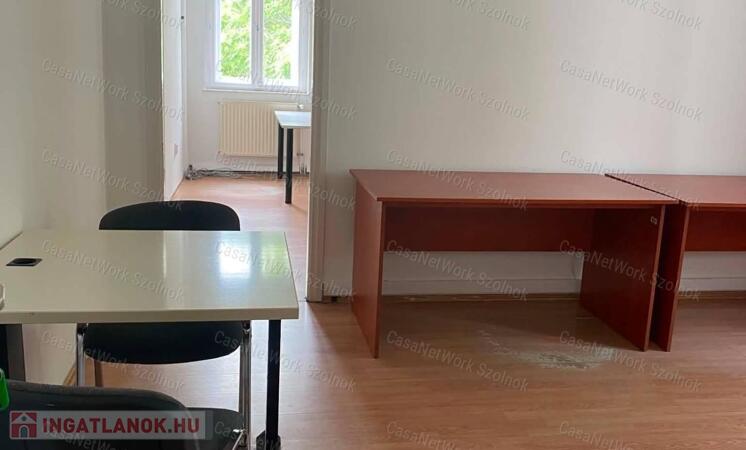Szolnokon a József A. úton 36 m2-es  irodahelyiség kiaó