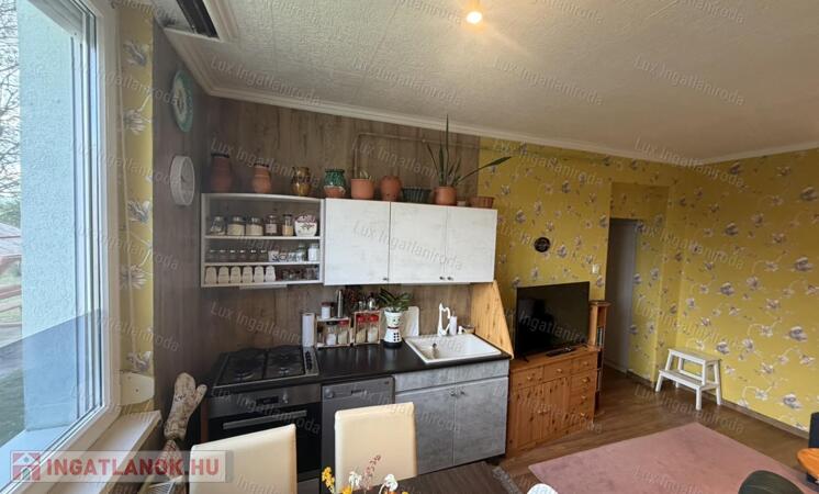 Eladó Tatabánya Kertvárosban kertkapcsolatos, földszinti lakás