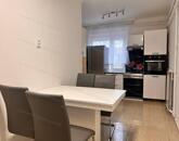 Belvárosi lakás, felszíni parkolóval