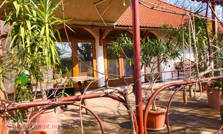 Részpanorámás Családi házát Balatonalmádi keleti kapujában