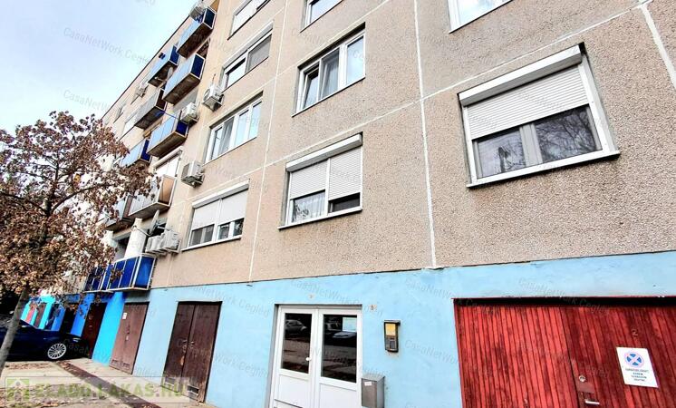 Nagykőrösön eladó harmadik emeleti panellakás garázzsal!                                 