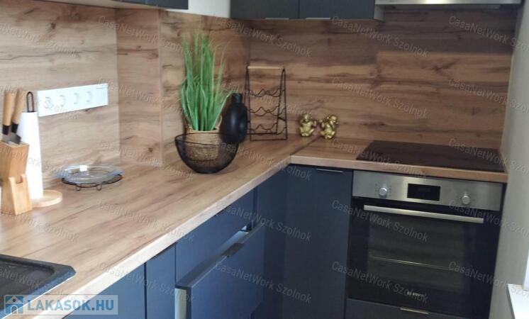 Szolnokon a piacnál eladó tégla építésű lakás!                                 