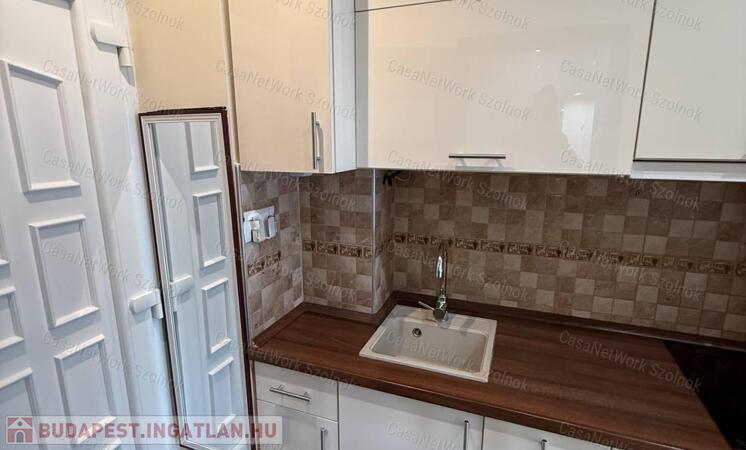 Szolnokon, belvárosi felújított, 1.emeleti, 31nm-es lakás kiadó!                                 