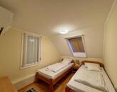 Dinnyelaposi-üdülősoron kétszintes, téglaépítésű, jó állapotú nyaraló