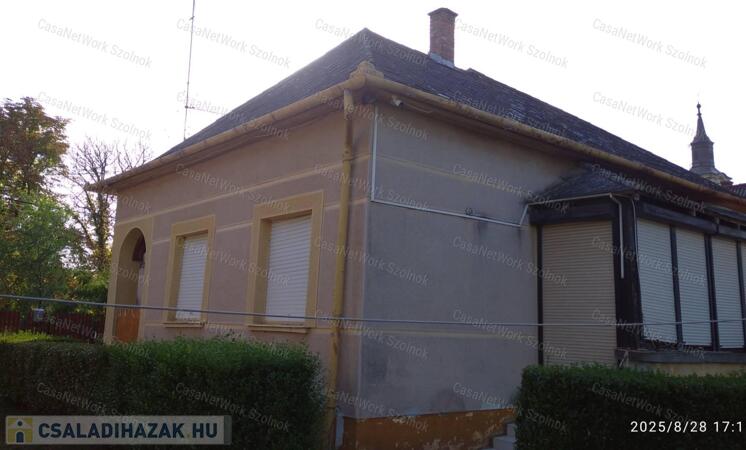 Tiszapüspökiben eladó a  központban kertes családi ház!                                 