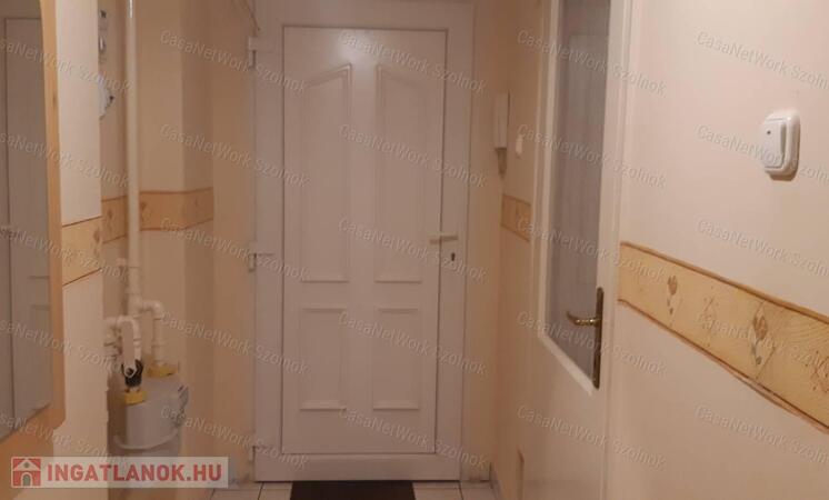 Eladó Szolnok belvárosi garzonlakás!