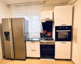 Belvárosi lakás, felszíni parkolóval