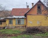 Két utcára nyíló telek két épülettel eladó Cegléden!