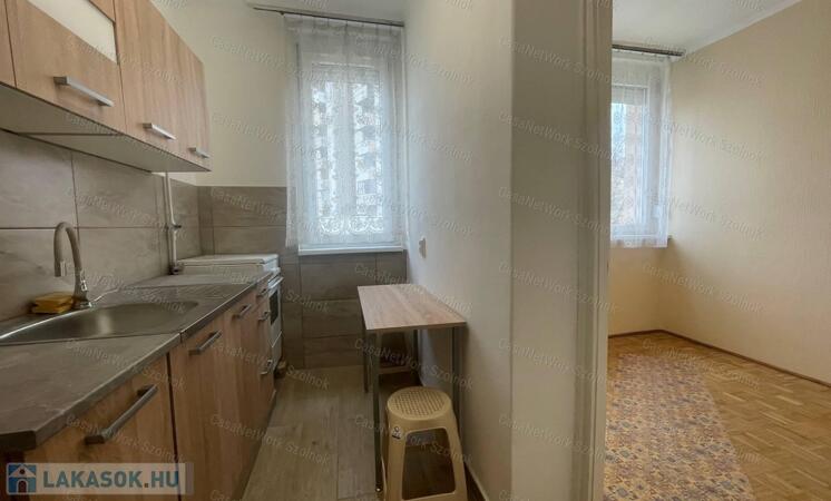 Eladó Szolnokon a Szántó krt.-on 2.emeleti felújított 50 nm-es lakás                                 