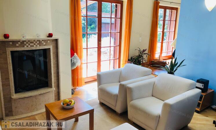 ELADÓ Szolnok Rózsadombon kivételes adottságú családi ház                                 