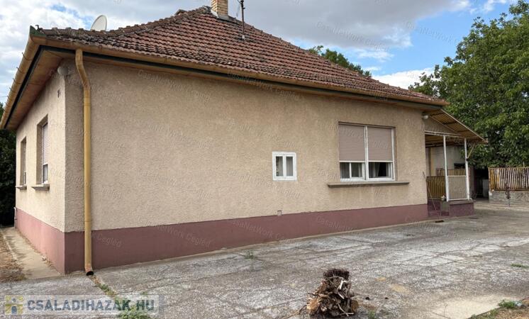 ELADÓ TÉGLA CSALÁDI HÁZ 7 532 M²-ES TELEKKEL, KÉT GARÁZZSAL                                 
