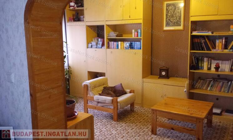 Törökszentmiklós belvárosában eladó 3 szintes, 154 nm-es családi ház                                 