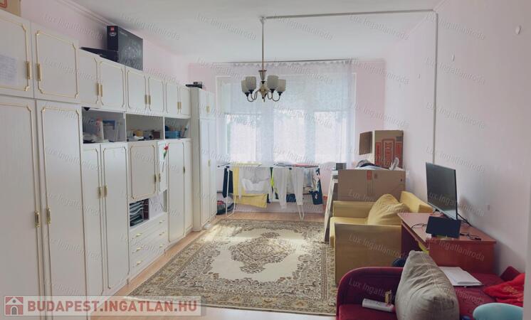 TATABÁNYÁN ELADÓ EGY 53 NM-ES, 4. EMELETI, KÉT SZOBA HALLOS LAKÁS.                                 