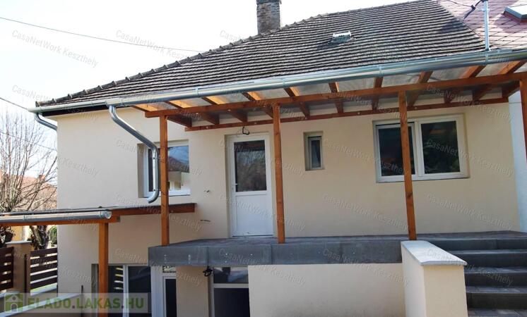 Keszthelyen a Helikon park mellett felújított téglalakás eladó.                                 