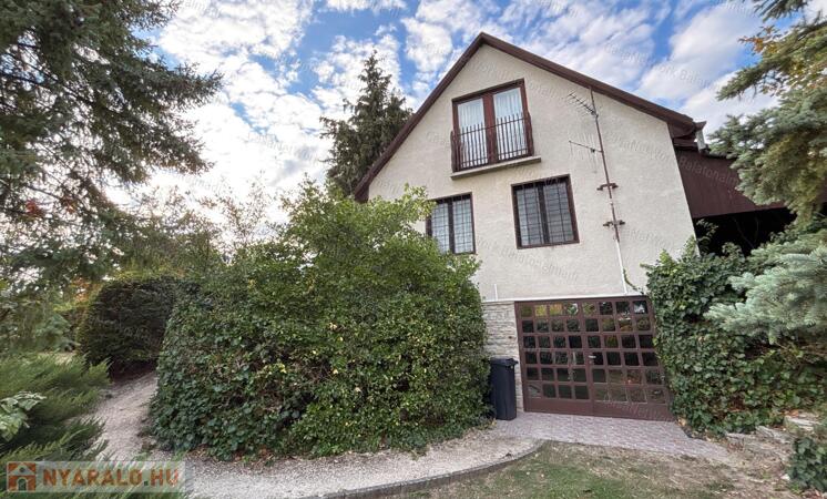 Eladó nyaraló balatoni panorámával, intim kerttel Balatonalmádiban!                                 