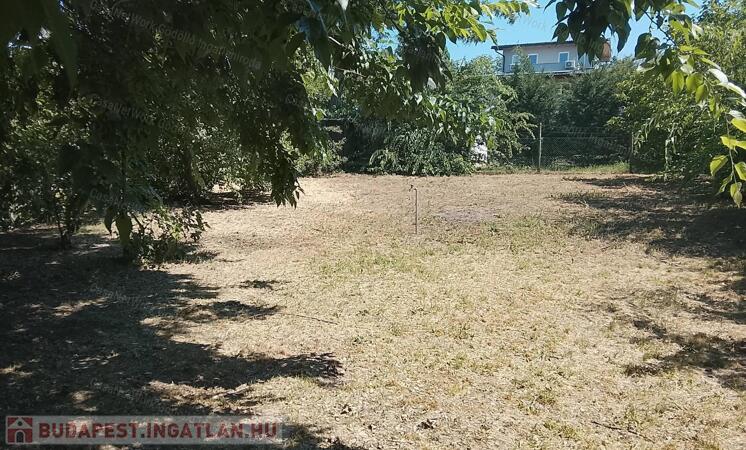 Panorámás telek hétvégi házzal lakóövezetben                                 