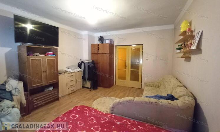 Szolnokon eladó egy 100 nm-es, 4 szobás, tégla építésű családi ház                                 