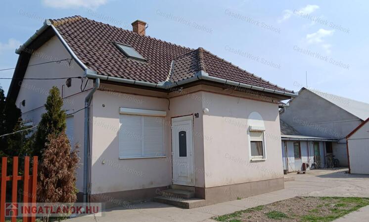 Eladó Kétpón egy 4 szobás 116m2-es tetőteres családi ház + csarnok