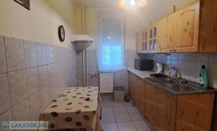 Eladó Oroszlányon egy 51 m²-es, két szobás-erkélyes 2. emeleti lakás!                                 