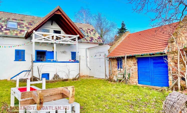 Részpanorámás, kőből épült nyaraló-nagy telekkel                                 
