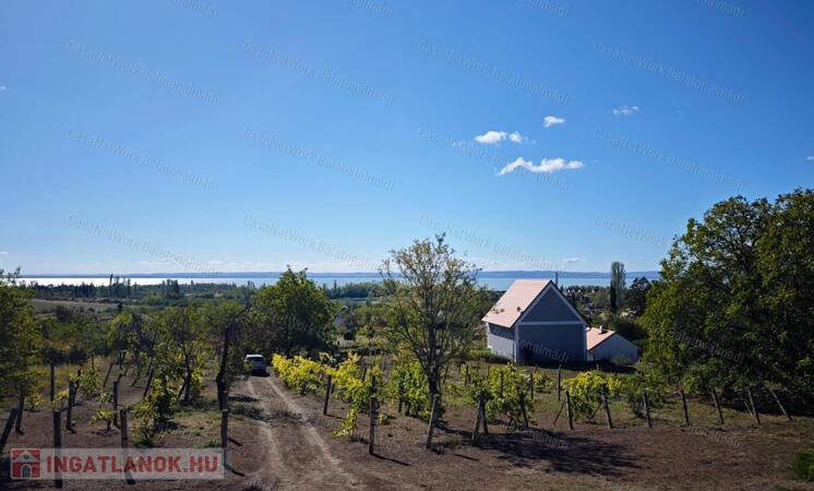 Építhető balatoni panorámás birtok eladó Lovason
