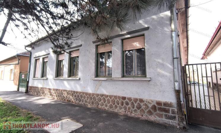 Eladó kétgenerációs családi ház Törökszentmiklós központjában!