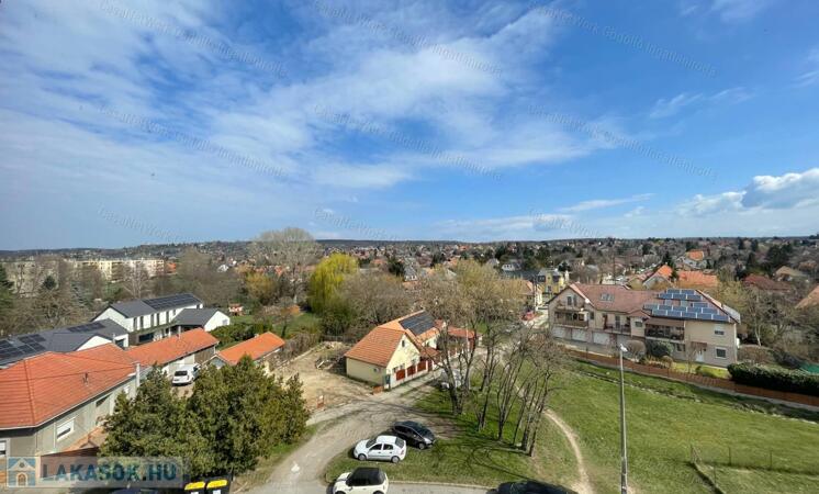 Panorámás kis lakás remek helyen                                 