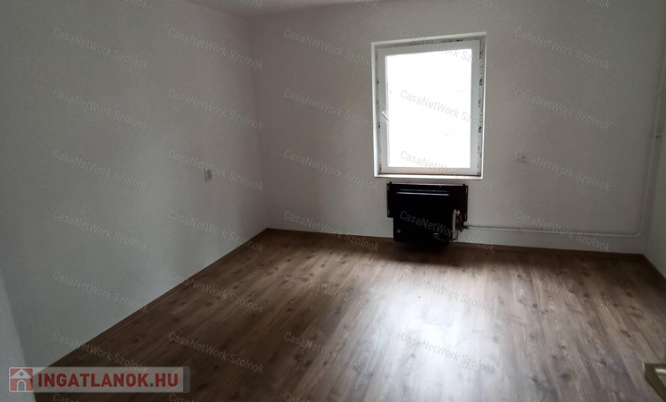Újszászon eladó 31 nm családi ház 1530 nm kertel.