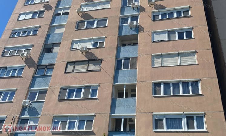 Szolnokon az Ispán krt-on Zagyvára néző 6. emeli lakás eladó