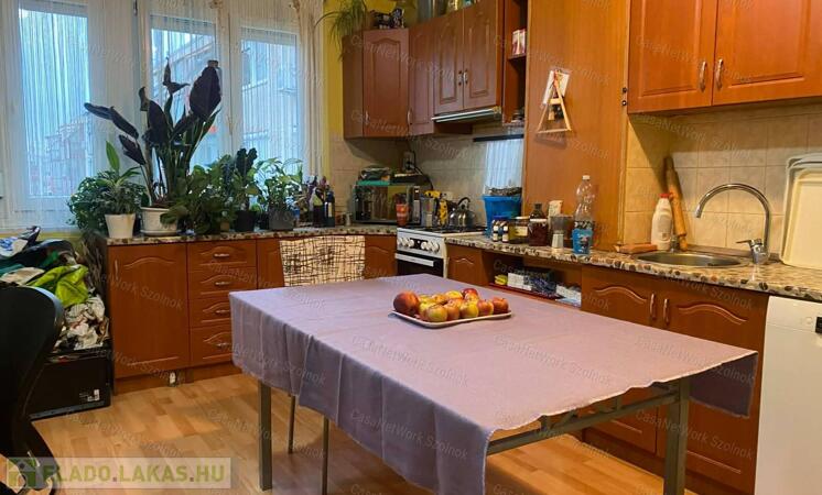 Szolnokon  a Malom utcában felújított 3 szobás lakás eladó!                                 