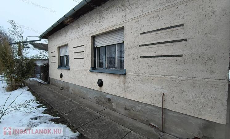 Eladó családi ház Fegyverneken!