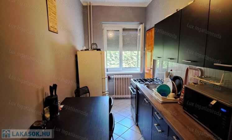 Oroszlány központi részén, eladó 1. emeleti 1 szobás öszkomfortos lakás.                                 