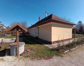 Balatonkenesén 1184 m2 telken 2 szobás családi ház csendes, de központ közeli elhelyezkedéssel eladó.