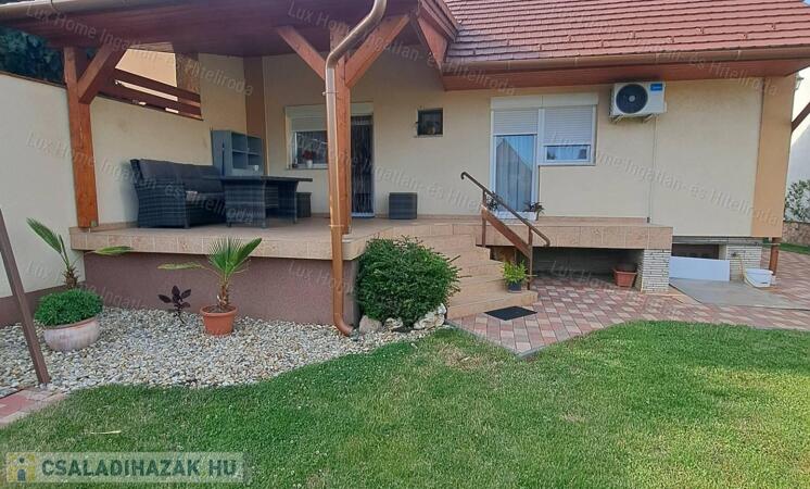 Oroszlányon, Borbálatelepen eladó 206m² tágas, napfényes családi ház!                                 