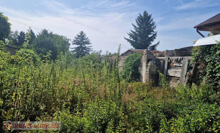 Esztergom központjában telek eladó!