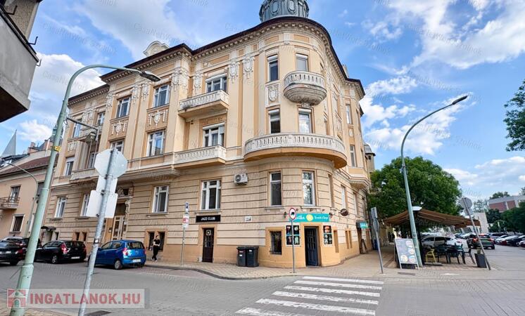 Szolnokon, a Barta Palotában eladó belső kétszintes lakás!
