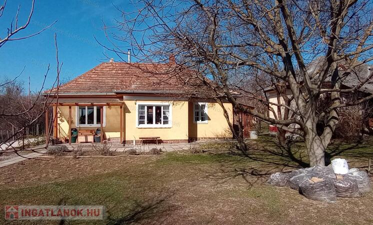 Balatonkenesén 1184 m2 telken 2 szobás családi ház csendes, de központ közeli elhelyezkedéssel eladó.